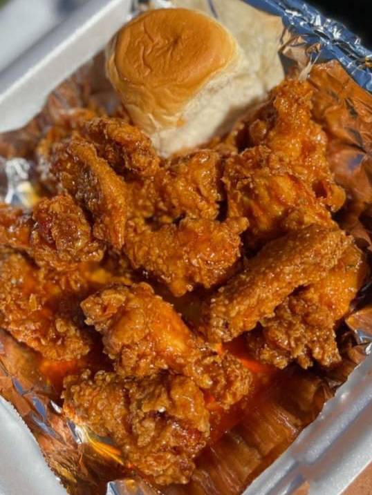 Fried Chicken 🍗 with Hot 🔥 Sauce and Roll
homecookingvsfastfood.com
#fastfood