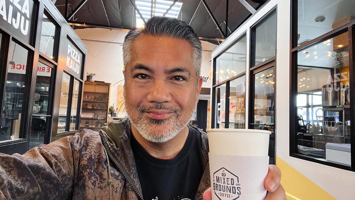 AaronNabus's tweet photo. Good morning from my office for this morning…lol. Thanks for the coffee and chocolate croissant, Mixed Grounds!
#NeverTryNeverFly #GraphicDesigner #GraphicDesign #DesignLife #Coffee #MixedGrounds https://t.co/63RaXPjkQD