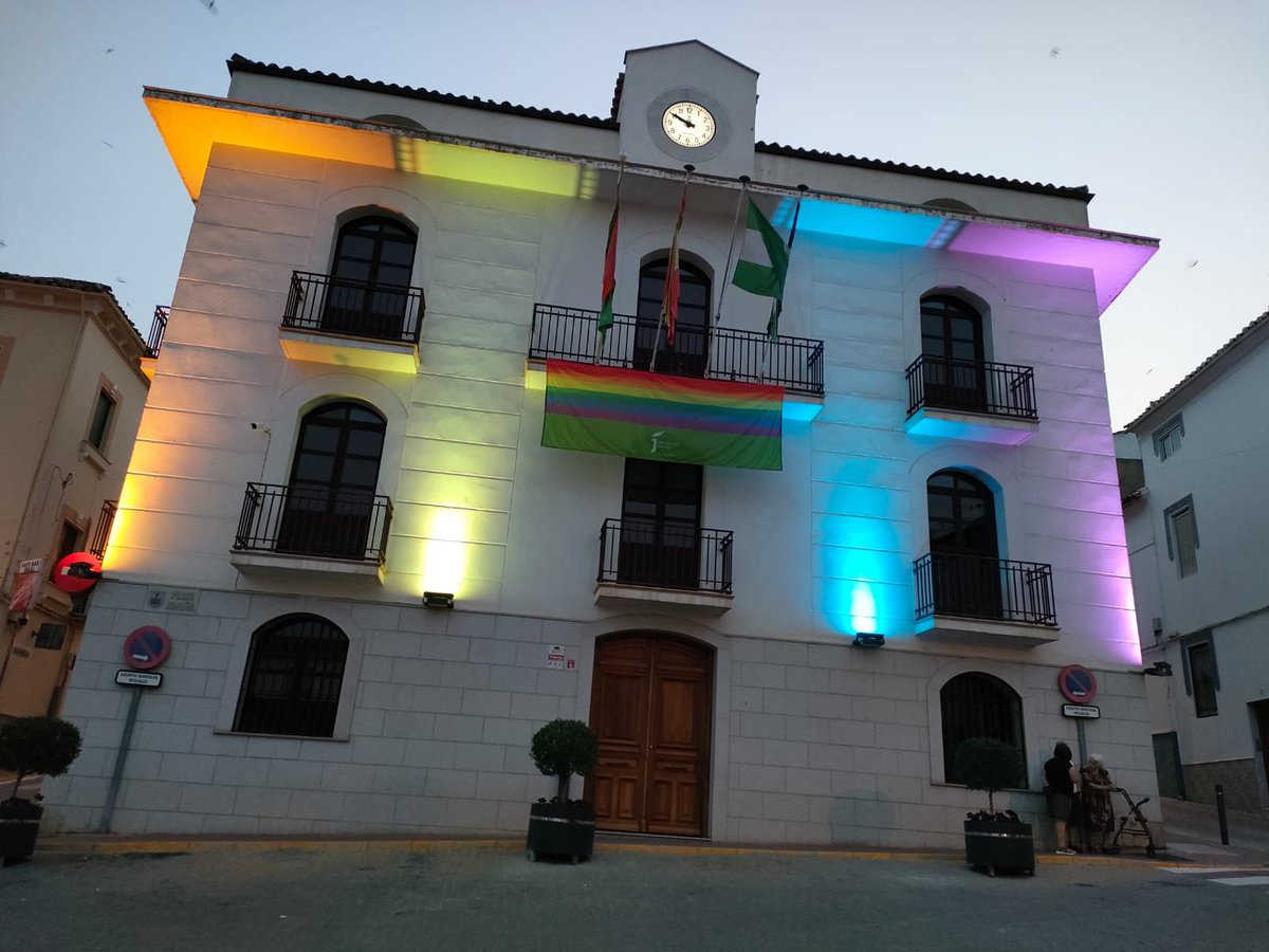 Por motivo de la celebración de este día, la fachada del Ayuntamiento de Huelma está iluminada por los colores de la bandera LGTBI 🏳️‍🌈🏫💡

#AyuntamientodeHuelmaySolera #AytoHuelmaSolera #Huelma #orgullo2023