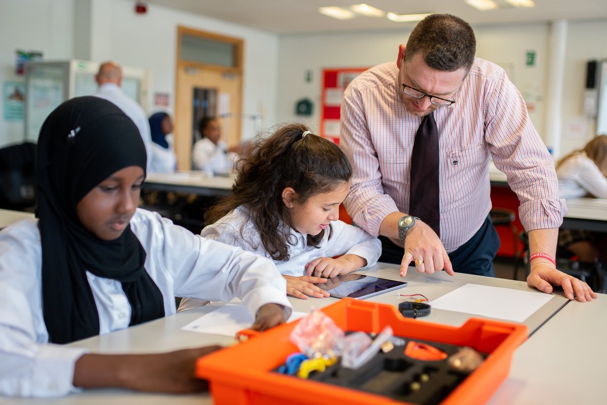 Spectrum__Edu's tweet image. From Gr. 6-12 classrooms to university lecture halls, educators are integrating Arduino into their curriculum. Explore the unique offerings and bring coding and problem-solving skills to life! #ArduinoEducation