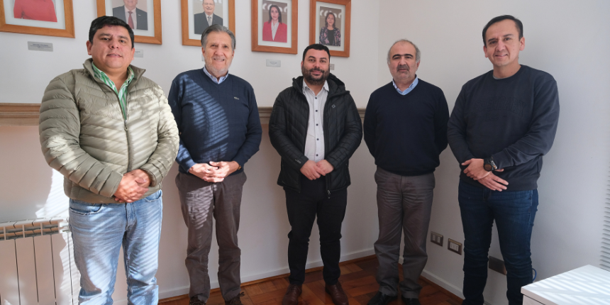 CChCChillan's tweet photo. Con el objetivo de impulsar la colaboración entre el sector público y privado, el Comité de Obras de nuestra sede se reunió con el alcalde de Bulnes, Guillermo Yerber, para abordar los distintos desafíos que se tienen en materia de infraestuctura en la comuna. https://t.co/Ec4utxTRJM