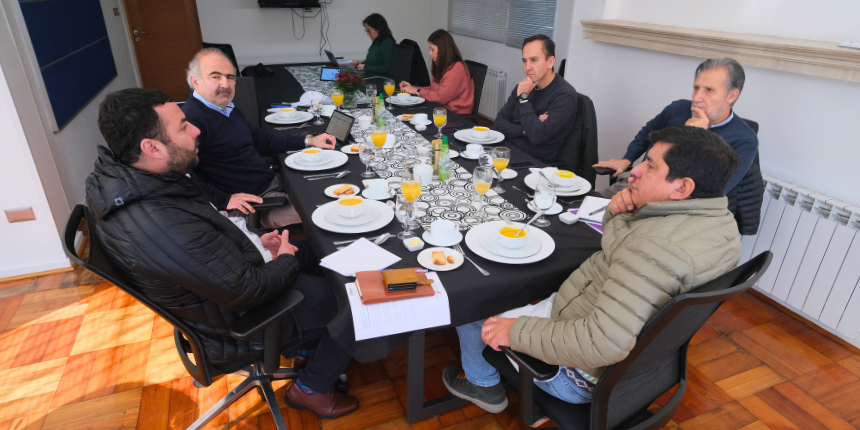CChCChillan's tweet photo. Con el objetivo de impulsar la colaboración entre el sector público y privado, el Comité de Obras de nuestra sede se reunió con el alcalde de Bulnes, Guillermo Yerber, para abordar los distintos desafíos que se tienen en materia de infraestuctura en la comuna. https://t.co/Ec4utxTRJM