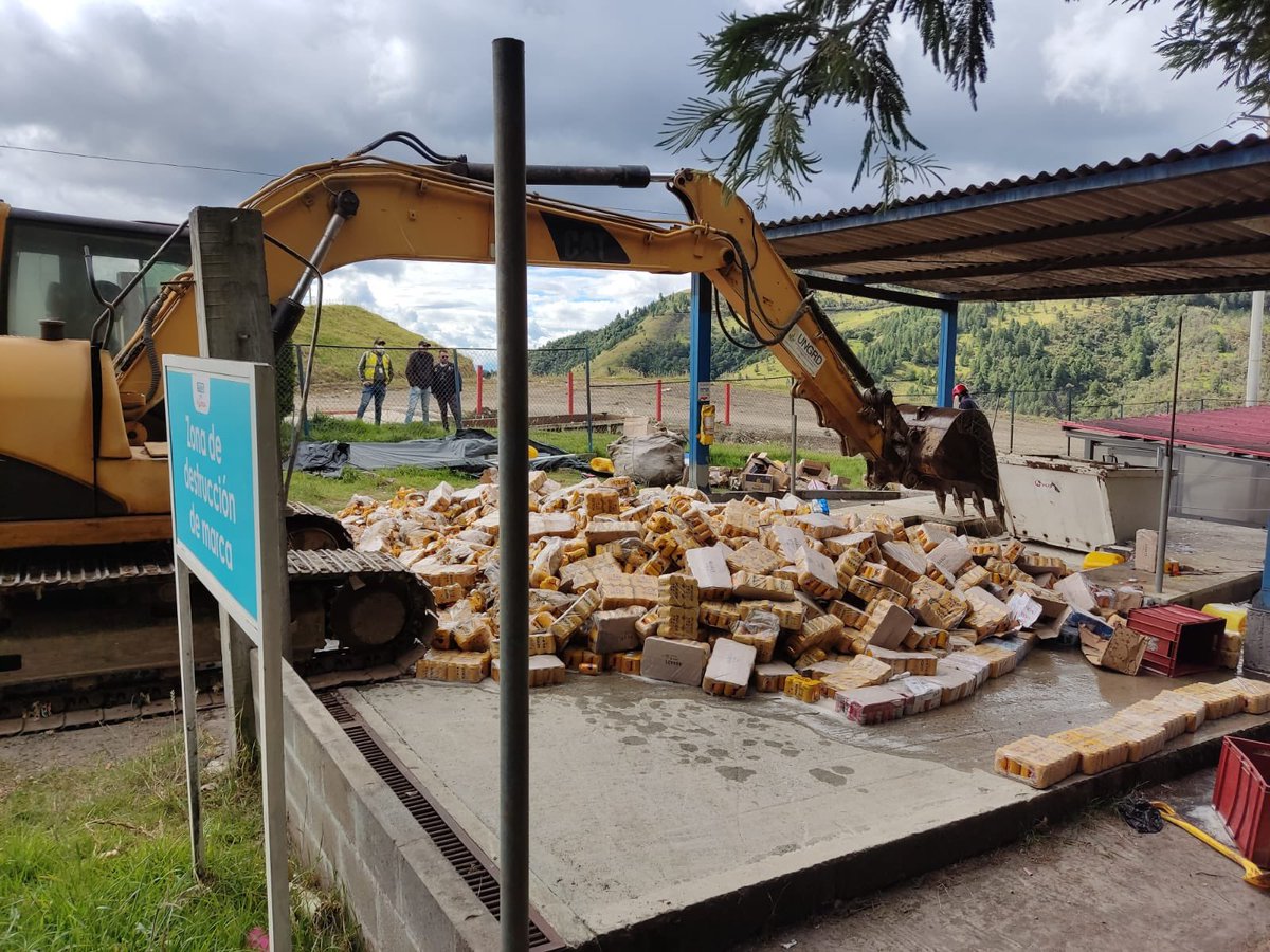 gobnarino's tweet image. Primera jornada del 2023 en la que nuestra Subsecretaría de Rentas destruyó en el Relleno Sanitario de @emaspasto2 119.720 unidades de cerveza, licores y cigarrillos que ingresaron ilegalmente a #MiNariño durante las vigencias 2020, 2021, 2022 y 2023.
#TodosContraElContrabando