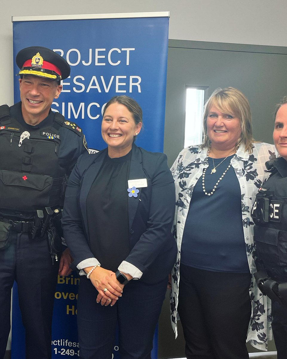 Andrea_Khanjin's tweet photo. Thank you to @AlzheimerSimcoe for proudly taking on #ProjectLifesaverSimcoe, to Kris Hughston and the many volunteers, who initiated this much needed service for our community.
#ProjectLifesaver assures families that their loved one has protection and safety in case they wander. https://t.co/H9y2mUGs3x