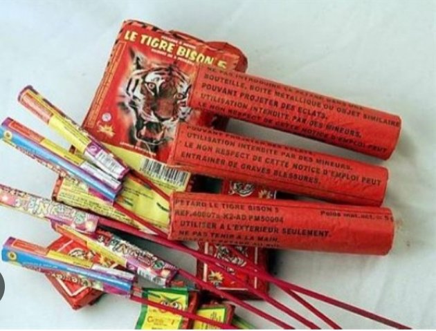 GrandsPechers's tweet photo. Grands Pêchers c'est le feu d'artifice et la pétarade tous les soirs en ce moment. Selon une source , ils font souvent ça lorsque les nouvelles cargaisons de drogues fraiches arrivent, pour avertir aux alentours ... Encore une fois que fait la police 🚨 ?tout se détériore ici. https://t.co/l61sVpnx3w