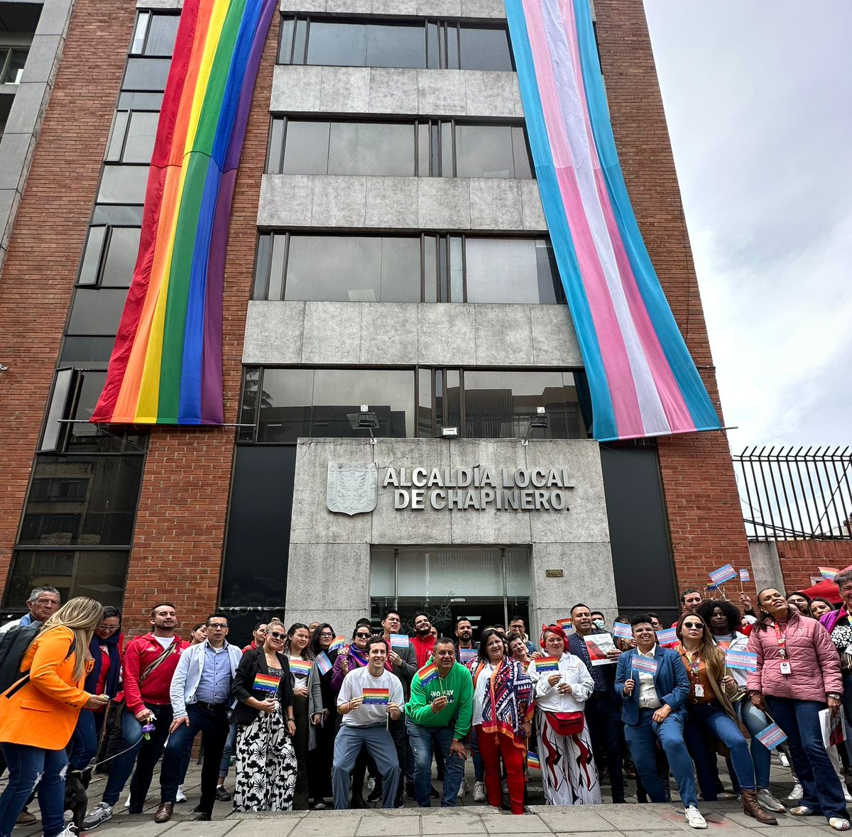 Me encanta ver como muchas entidades públicas y privadas conmemoran el #DiaDelOrgulloLGTBIQ+🏳️‍🌈.

Estas acciones son muestra de como avanza nuestra sociedad hacia el respeto y la reivindicación de sus derechos.

¡En Chapinero somos diversidad🌈!
#Pride2023 
#NadaQueCurar