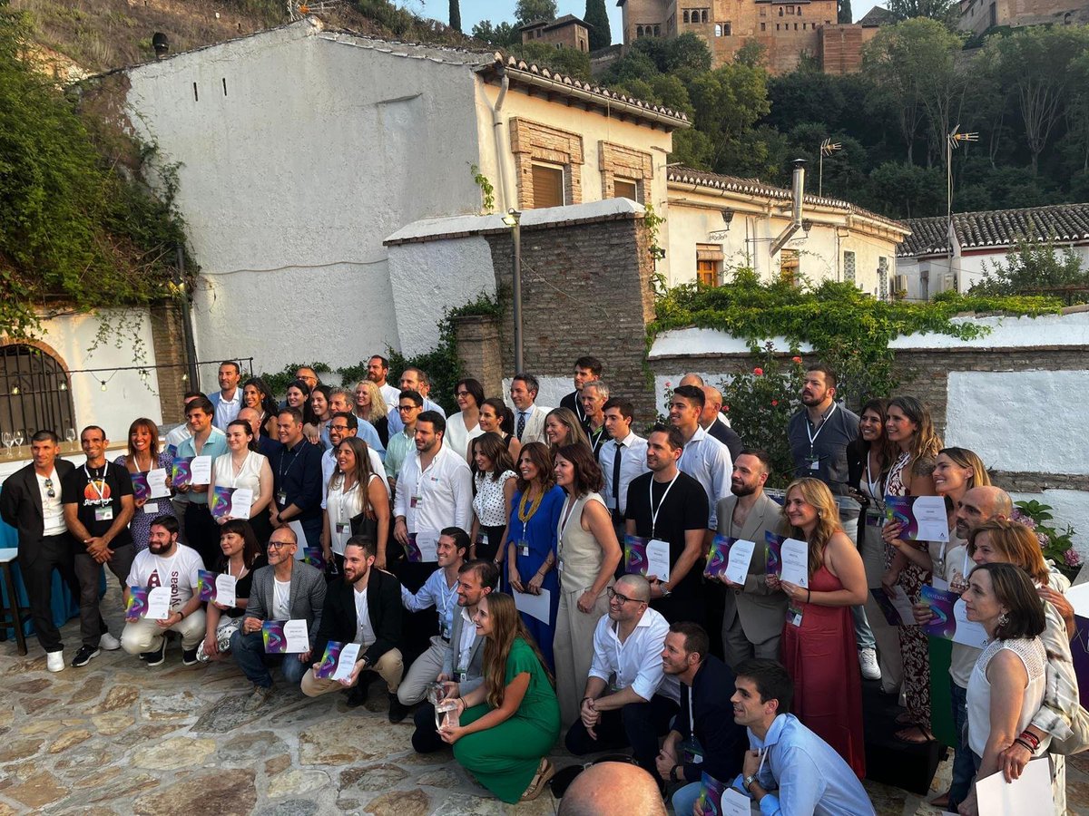 aemprende's tweet photo. 💫 ¡Y llegamos al final de la Gala #Top50 🎖️ #PremiosEmprendemos2023!

🗣️Clausura @MariaJoseBaza, DT @UniversidadAnd @EducaAnd @JuntaGranada

🫶 Os dejamos con la foto de familia de todas las empresas, instituciones y #EquipoEmprende.

¡Emprendimiento 💯  innovador #Andalucía! 💚 https://t.co/Xq7A5XKAvZ