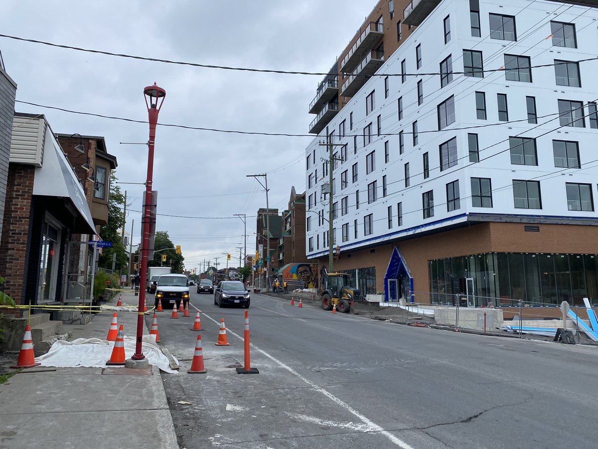 Not much thought for #ottwalk. Sidewalks closed on both sides at Somerset at Lebreton. 

CC @ArielTroster, @somerset_ward, @ottawacity