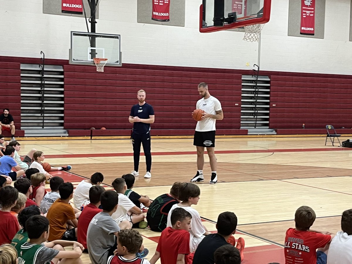 Day 3 of Bulldog Basketball camp had very special guest speakers from <a href="/SNHUMBB/">SNHU Men’s Basketball</a>, Asst Coach Steckel and former SNHU player, current professional Eamonn Joyce <a href="/Eamonn_617/">E Buckets ‼️</a>. Thank you both! #GoDogs