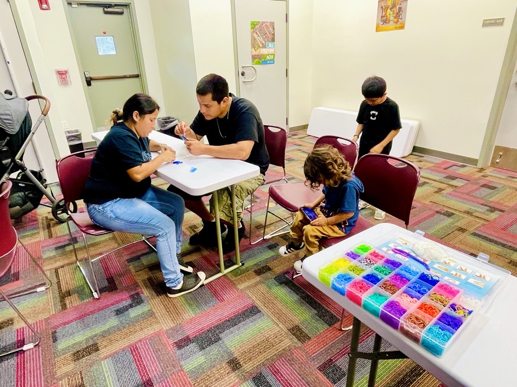 GalenaParkLib's tweet image. Fun Zone was a success today. There were so many colors to choose from! We made loom bracelets with a Fishtail/ Chevron pattern. Thank you to everyone who attended the program. We hope to see you at our next program!😄#hcplsrp2023 #hcpl #publiclibrary #library #galenapark #summer
