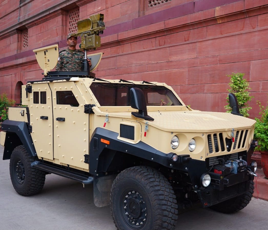 defenceattnews's tweet photo. General Manoj Pande reviewed the induction of Light Specialist Vehicle #LSV at #NewDelhi today.

#Vehicle #Army #IndianArmy #ArmedForces #Military #ASLV #MachineGun https://t.co/0RwEbYC2hW