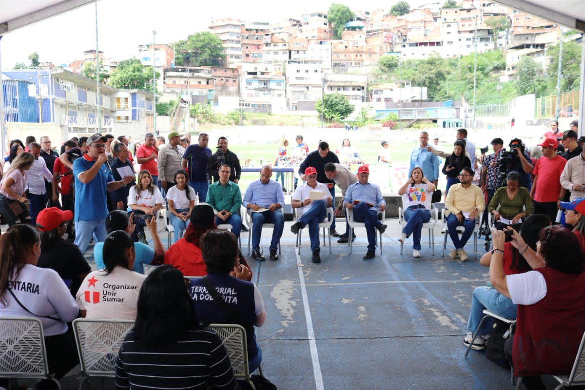 En Mesuca celebramos la Ley Orgánica de los Consejos Comunales, una gran participación de nuestro pueblo, quienes han venido trabajando en unidad para el buen vivir de tod@s. Nada nos detiene y vamos por más @jaarreaza, @jorgerpsuv, @HectoRodriguez 🙌🏼🇻🇪 #BastaDeCinismoYankee