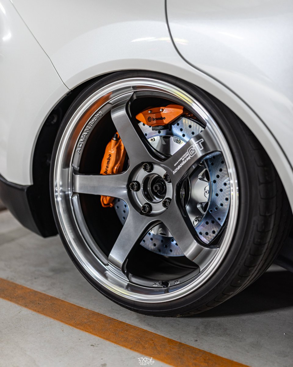 FXDL7241's tweet photo. やっとブレーキが入りましたー

brembo 
フロント 380mm 6pot
リア 380mm 4pot ＋ EPB

リアのEPBはツインキャリパー化して問題なく動作してます
キャリパー色はレクサスのFシリーズで採用されてるキャリパー色に寄せて特注しました https://t.co/XXeXTkKJO7