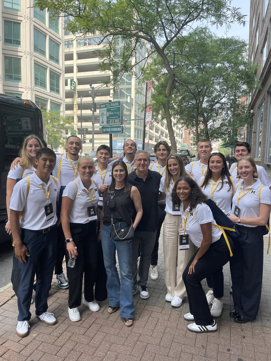 UMichGoMACC's tweet photo. The crew💙💛

So grateful for Jon &amp; Lisa’s mentorship, support, and generosity when it comes to all things Michigan and student-athletes〽️

#ZirinFamilyCareerVenture #GoBlue https://t.co/4AVq0z8hiS