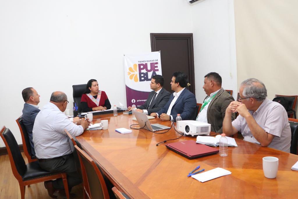 analau_al's tweet photo. 🤝Sostuve una productiva reunión con los ejecutivos de Heineken México, para colaborar en beneficio de las y los productores de cebada en #Puebla. Esta alianza estratégica será fundamental para fortalecer el sector agrícola, impulsar el crecimiento de nuestros productores y promover el desarrollo de nuestra industria cervecera. 

Trabajando de la mano con Gerardo Alfonso Soria, Gerente Regional Heineken Mx; Miguel Ángel Galán, Coordinador Regional Relaciones Institucionales; Víctor Utrera, Jefe de Operaciones del Altiplano lograremos grandes resultados.