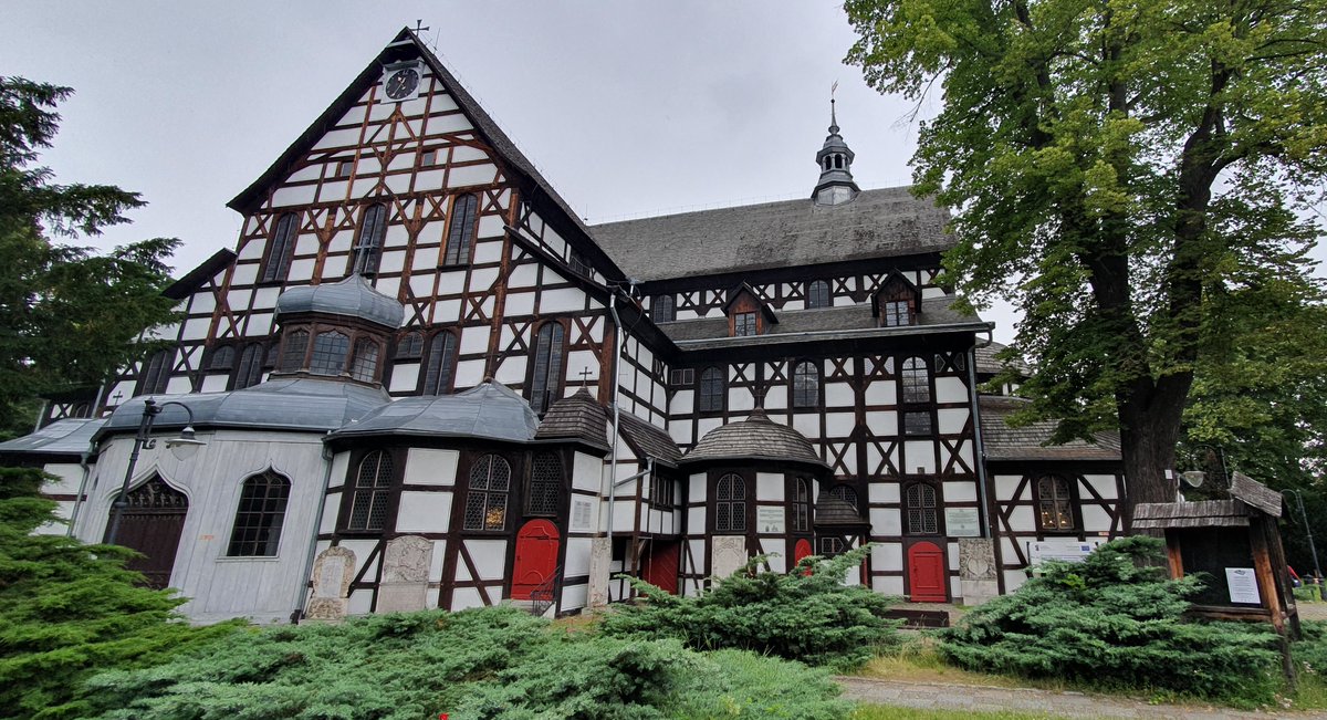 S_K_W_S's tweet photo. Mittlerweile haben wir die uns bereits einen gewissen Überblick über die singuläre schlesische Kirchenlandschaft verschaffen können, haben u. a. die Friedenskrichen in #Jauer/#Jawor und #Schweidnitz/#Świdnica besichtigt und bestaunt, 🧵 https://t.co/zpc4U1eAyd