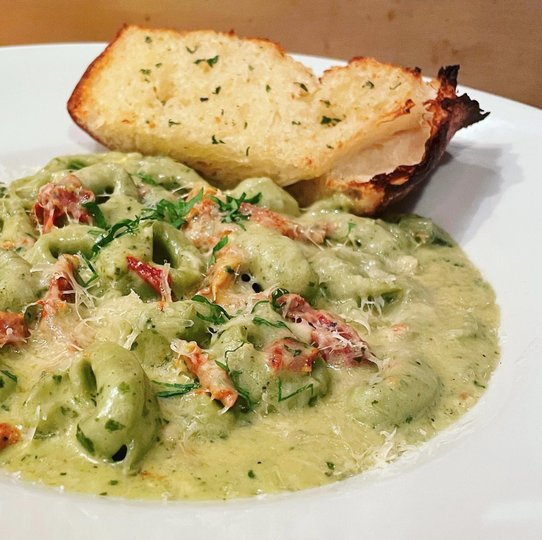 HandleDistrict's tweet photo. The tortellini with pesto cream and sun dried tomato at Paesano’s- The perfect mid-week dinner. #HandleDistrict #MidtownSacramento
.
📷 via @paesanos_inc via IG https://t.co/7KpB5QbwDj