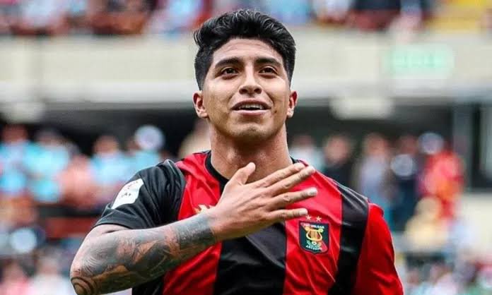 Gustavo_p4's tweet photo. Melgar vende a Luis Ibérico al Riga Football Club de Letonia. El jugador ya se despidió de sus compañeros y en las próximas viaja para pasar los exámenes médicos. El cuadro rojinegro se quedaría con un porcentaje del pase para una futura traspaso. https://t.co/KNWxr9nEe4