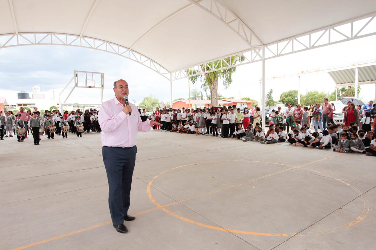 natycastrejonv's tweet photo. Una de las prioridades del @gobiernohidalgo es impulsar acciones que permitan que todas las escuelas de la entidad, cuenten con las mejores condiciones posibles para realizar las actividades escolares cotidianas; me siento privilegiado de encontrarme en #Tlaxcoapan para visitar la escuela primaria “Pedro María Anaya” a fin de que sientan el acompañamiento de la @SEPHidalgo.

Hoy con recursos del presupuesto municipal, ha sido construida una techumbre que en mucho habrá de apoyar la realización de eventos, ceremonias y actividades deportivas y recreativas.

#PrimeroLaEducación #NatyCastrejón