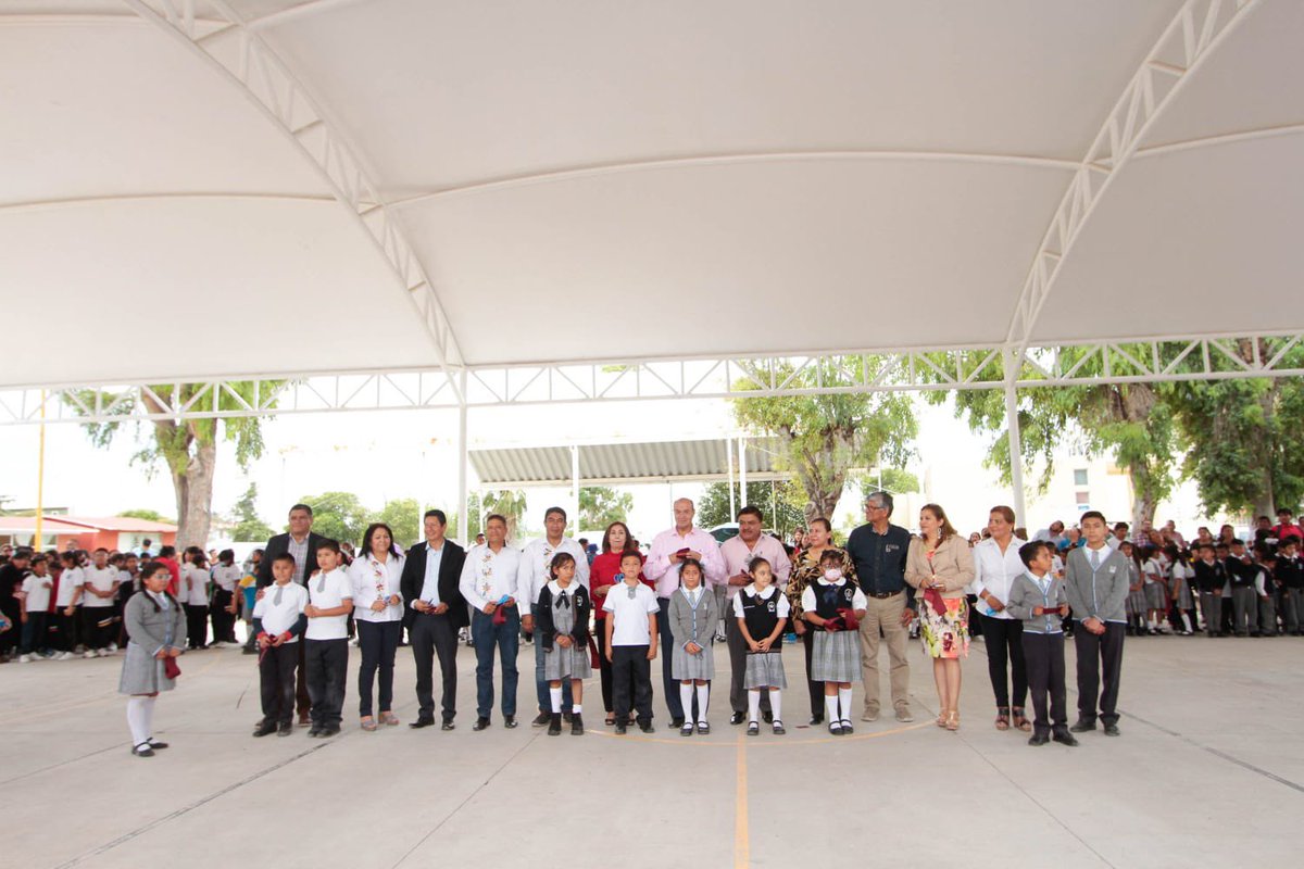 natycastrejonv's tweet photo. Una de las prioridades del @gobiernohidalgo es impulsar acciones que permitan que todas las escuelas de la entidad, cuenten con las mejores condiciones posibles para realizar las actividades escolares cotidianas; me siento privilegiado de encontrarme en #Tlaxcoapan para visitar la escuela primaria “Pedro María Anaya” a fin de que sientan el acompañamiento de la @SEPHidalgo.

Hoy con recursos del presupuesto municipal, ha sido construida una techumbre que en mucho habrá de apoyar la realización de eventos, ceremonias y actividades deportivas y recreativas.

#PrimeroLaEducación #NatyCastrejón