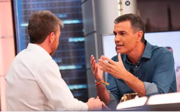 KaskarasR's tweet photo. ¿Quién ha ganado la entrevista en El Hormiguero?

Rt - Pedro Sánchez
Mg - Nuñez Feijóo

#SánchezEH #FeijóoEH https://t.co/mdC608zXqG