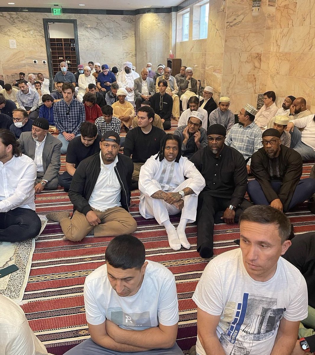 Lil Durk attending communal prayer at a Mosque 🙏