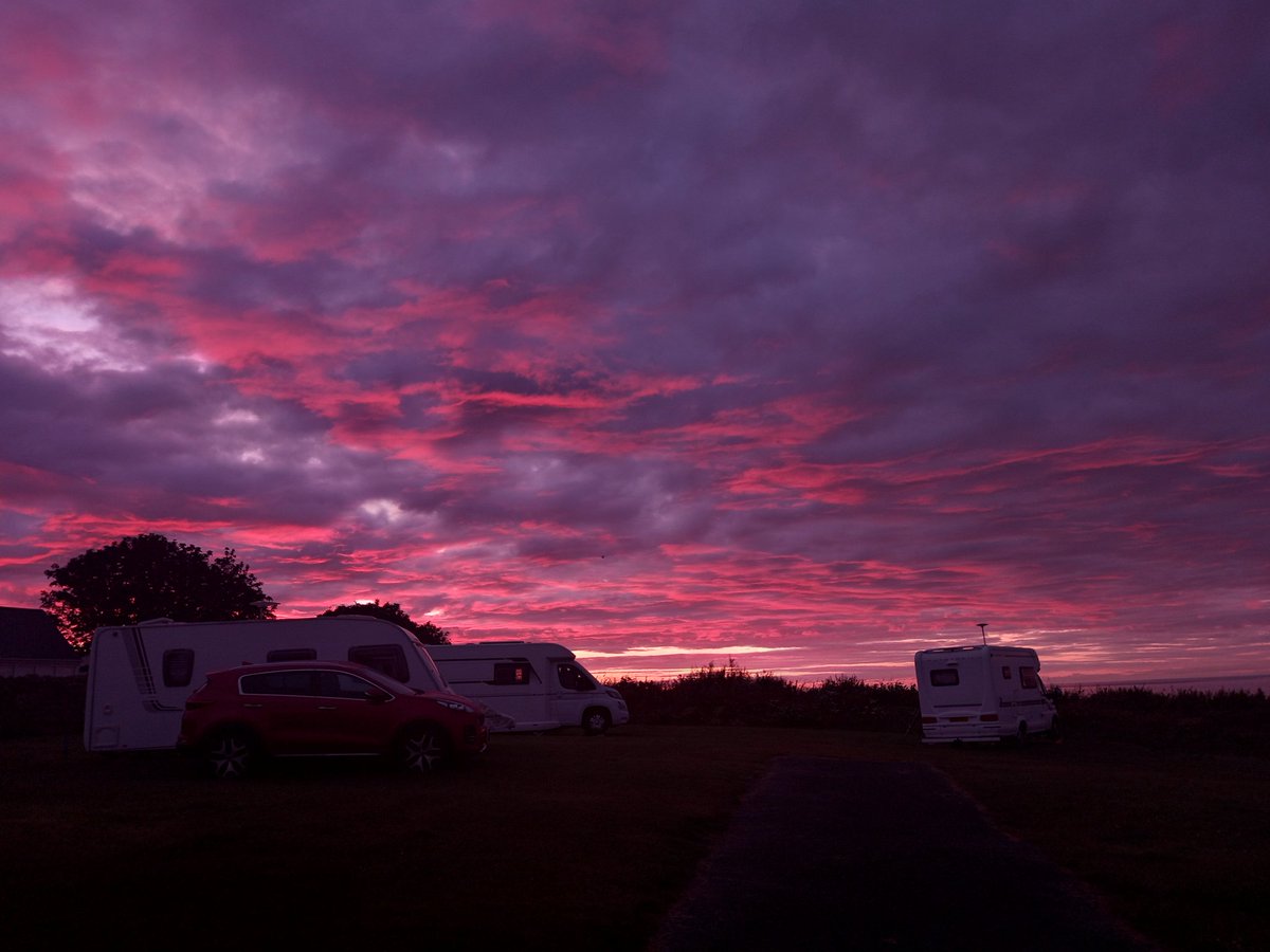 Shithouse_Poet's tweet photo. After the weather we've had today (raining on and off all day), look how the day ends 🙄 Let's hope tomorrow is a better day so we can celebrate @minniedriva birthday with some sun.

At @candmclub #OldHartley #Northumberland #WhitleyBay https://t.co/d76GKwQ3OE