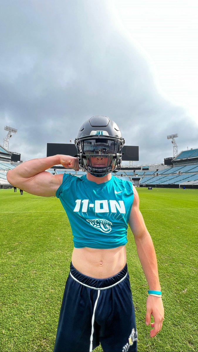 All Nike 11-ON photos have been emailed out to coaches and media partners. If you want a link to photos, DM me. 📸📸📸 @usnikefootball x @Jaguars 🐆