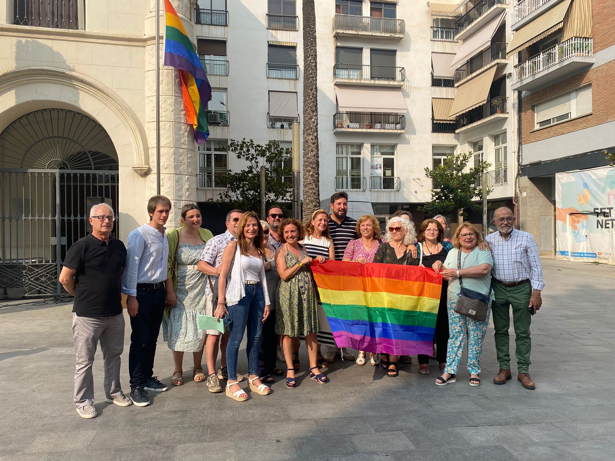 alex_montornes's tweet photo. Acte institucional - que el nou govern de #Badalona ha volgut de perfil baix per complir l'expedient - per reivindicar els drets LGTBI+. #AmbOrgull però sembla que pel govern de Badalona tampoc massa. https://t.co/JPd5qTV91m