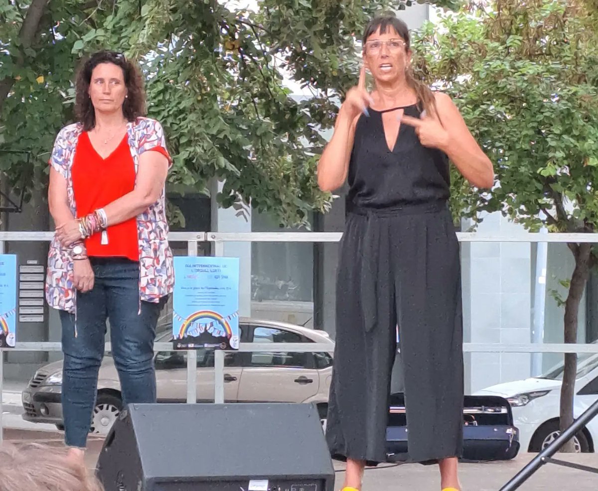 Acte institucional a la Plaça de l'Espolsada, per commemorar el  #28J a #LesFranqueses.
Junt amb les regidores @marinaginesticrusells , @monvilafortuny i @marisa_gpbe , reivindiquem que tothom sigui lliure d’estimar i sentir com vulgui.
#SiguesQuiEtsAmbOrgull #OrgullLGTBI #jxlf