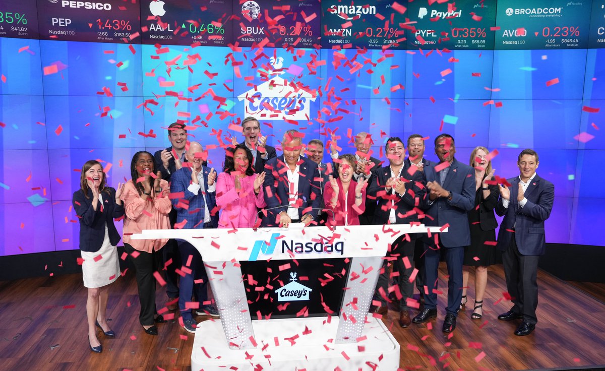 NasdaqExchange's tweet photo. 🍕 We are topping off the day with @caseysgenstore celebrating their 40th listing anniversary at the @NasdaqExchange Closing Bell.

For 50+ years, $CASY has been serving up handmade pizza, freshly brewed coffee and friendly smiles to local communities across 16 states. #NasdaqListed #HereForGood