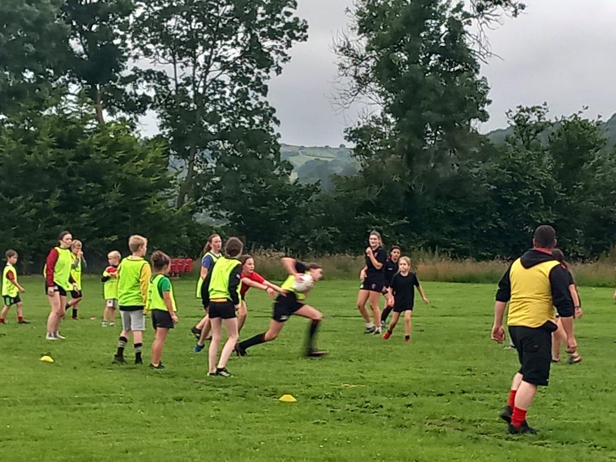 IoloJonesRygbi's tweet photo. Noson ffantastic neithiwr ar gyfer training olaf cyn yr haf @BMeirionnydd over 100 girls aged from 8 to 16 all playing mixed touch together ππ
#EiHanesHi #RGCCommunity https://t.co/b2dprBdIRS