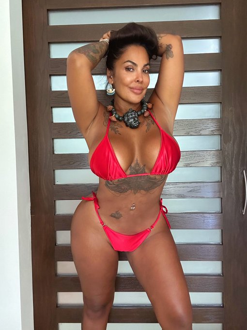 What&rsquo;s your favorite color? Mine is red ❤️ https://t.co/njDHi9alXU https://t.co/l6FNX6t0Ho<a href="/tag/ninamercedez"class="tags"><span>#ninamercedez</span></a>