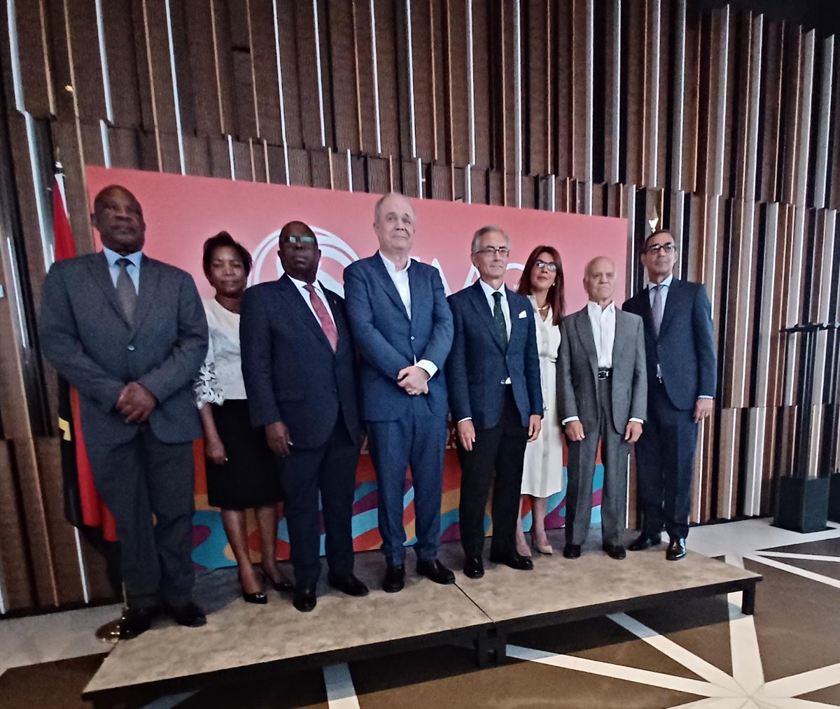 TAAG comemora 1º aniversário da rota Luanda-Madrid. Embaixador de Angola na Espanha parabeniza a companhia aérea pela oportunidade de promover o desenvolvimento económico do país. Presença de autoridades e representantes comerciais #flytaag