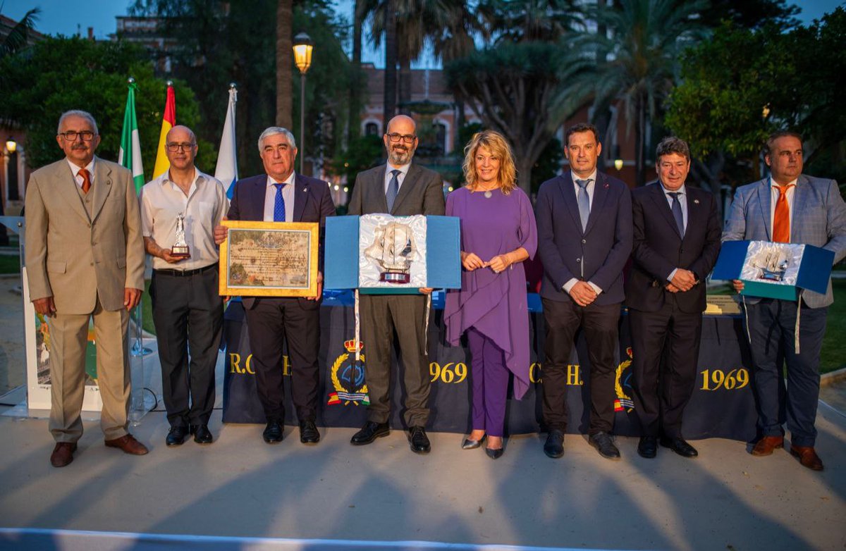APHuelva's tweet photo. Asistimos al Pregón de la XLIX Semana Náutica Internacional Colombina ⛵️, que organiza el Real Club Marítimo de Huelva RCMH, y en la que colaboramos en una edición muy especial, ostentando la Presidencia de Honor por el #150AniversarioAPH
#puertociudad #RCMH #deportes #nautica https://t.co/2D70E62g5Z