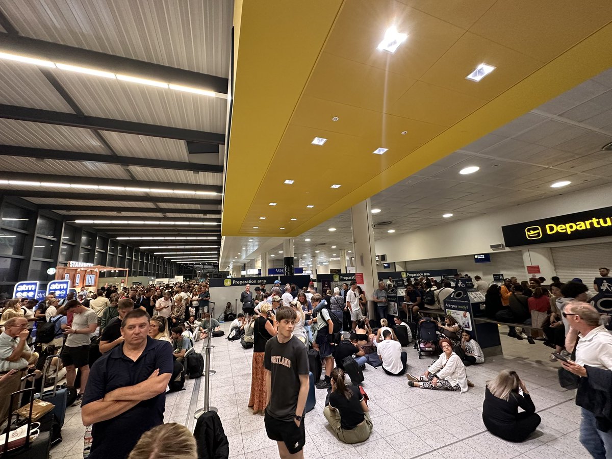 Chaos at Gatwick Airport! Airport locked down and flight cancelled!