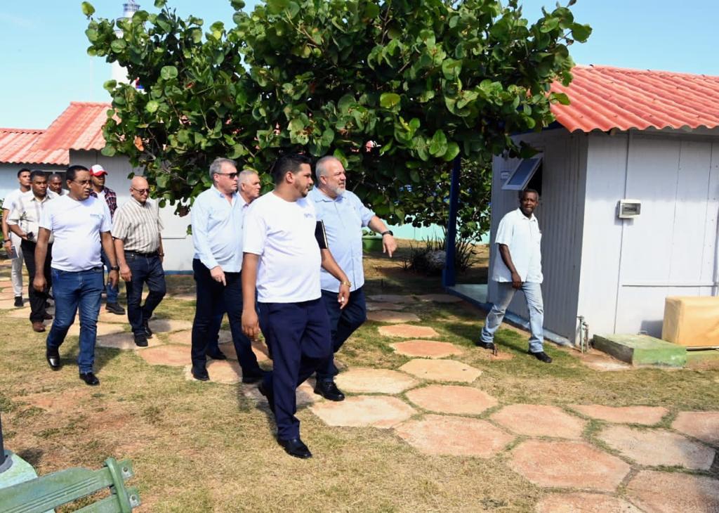 El equipo de trabajo, encabezado por <a href="/MMarreroCruz/">Manuel Marrero Cruz</a>, llegó hasta la Planta Desalinizadora de Punta de Maisí, el territorio más oriental de #Cuba🇨🇺.

💧| La situación del abasto de agua a la población, marcada por altos ciclos de distribución, fue el tema de análisis.