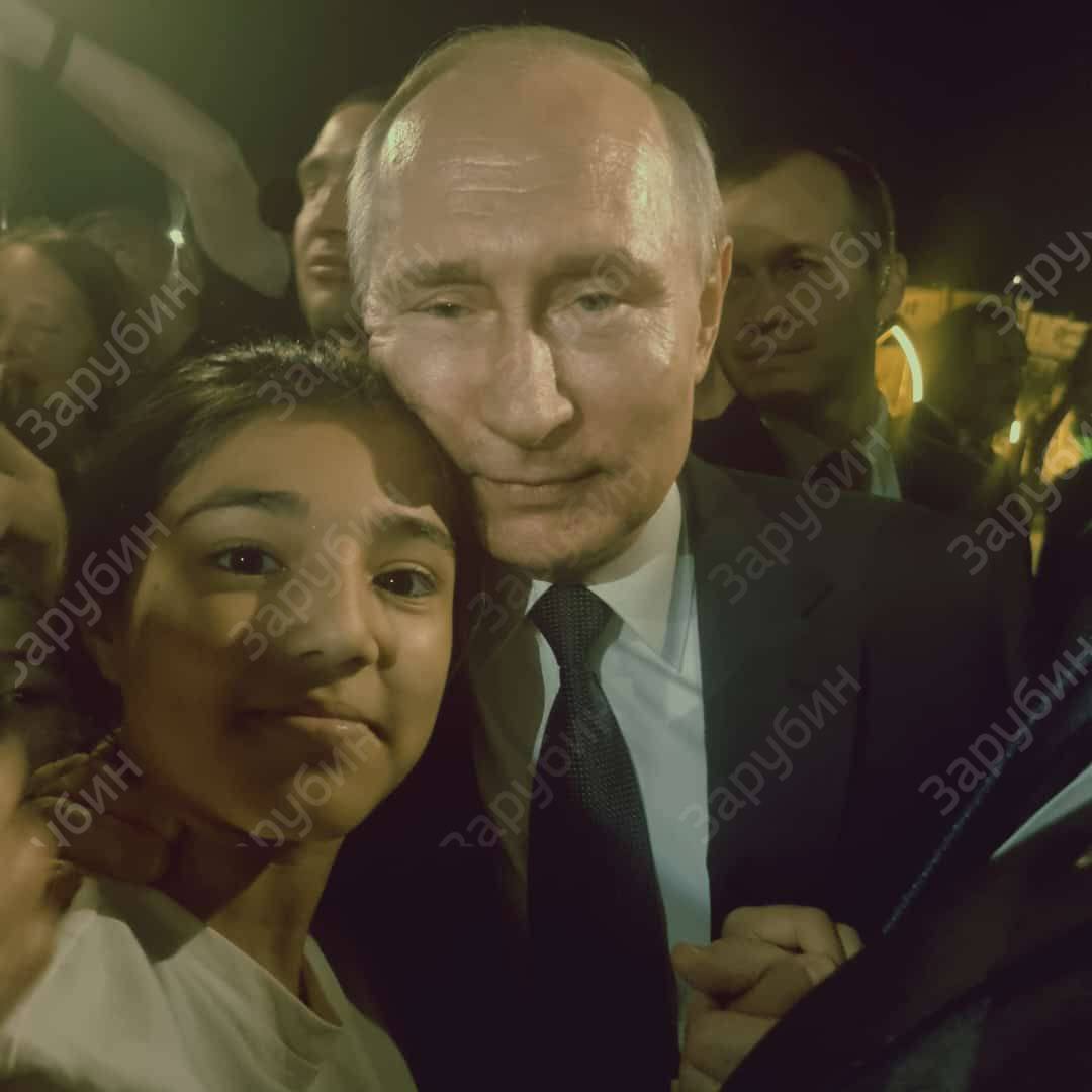 Lyla_lilas's tweet photo. A man who looks like Putin was rushed to Dagestan to imitate "popular support" after Prigozhin's rebellion

 The fearless double rushed into the crowd with everyone to hug. https://t.co/wwADtCkVaI