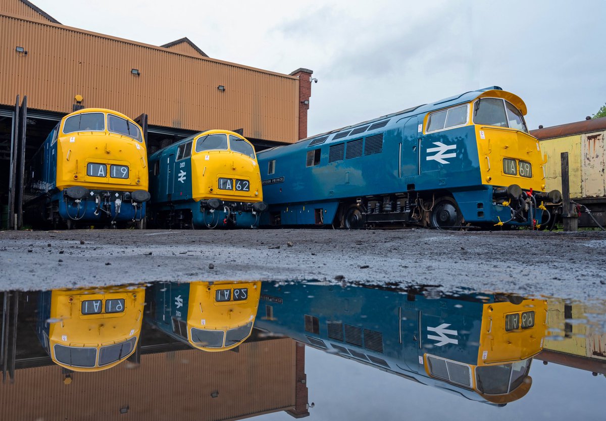McateeTom's tweet image. Was a great pleasure being at the Echo’s of Laira photoshoot tonight, right at the end D832 was switched on leaving a nice clag trail across the depot. 👍🏼😅 @elrdiesel 

➡️🚂🏞 etsy.com/uk/shop/Railwa…

#bury #greatermanchester #railways #western #hymek #warship
