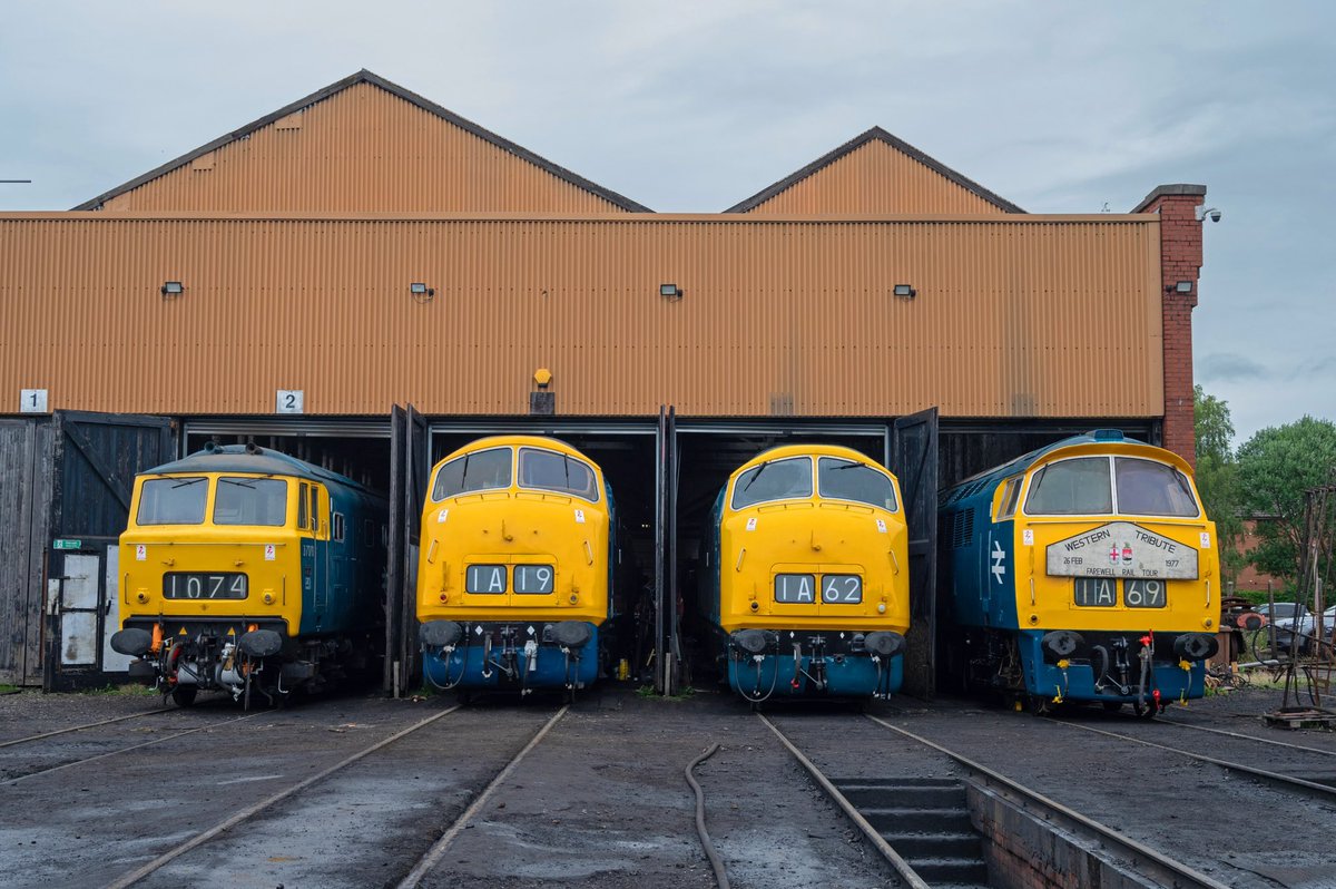 McateeTom's tweet image. Was a great pleasure being at the Echo’s of Laira photoshoot tonight, right at the end D832 was switched on leaving a nice clag trail across the depot. 👍🏼😅 @elrdiesel 

➡️🚂🏞 etsy.com/uk/shop/Railwa…

#bury #greatermanchester #railways #western #hymek #warship