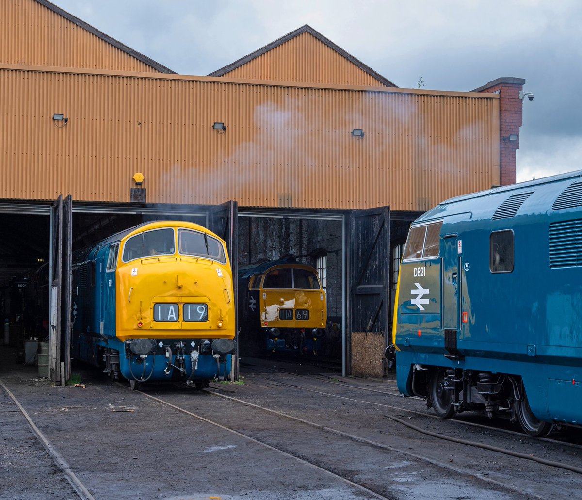 McateeTom's tweet image. Was a great pleasure being at the Echo’s of Laira photoshoot tonight, right at the end D832 was switched on leaving a nice clag trail across the depot. 👍🏼😅 @elrdiesel 

➡️🚂🏞 etsy.com/uk/shop/Railwa…

#bury #greatermanchester #railways #western #hymek #warship