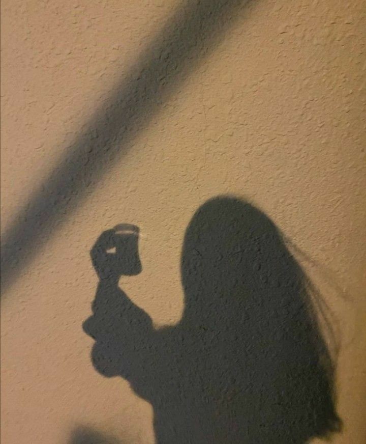 من يلومها والحُسن كله في عيونها .💛🦋