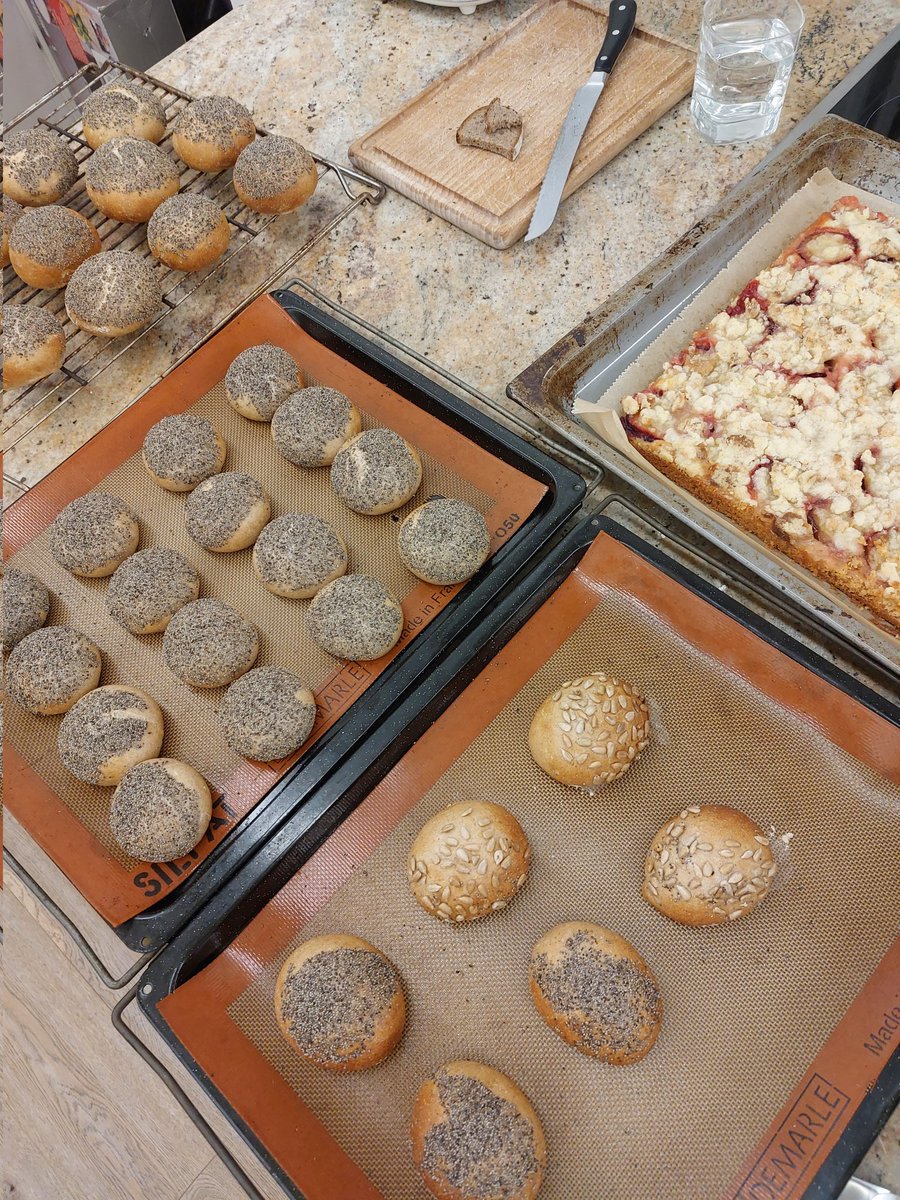 GrunzeugD's tweet photo. So, für heute freuts mich nicht mehr. 😁
#Weckerl #Zwetschkenkuchen mit #Streusel https://t.co/NTWX4j0AAw