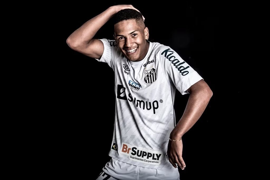 DeadlineDayLive's tweet photo. 🚨 Santos have accepted a €15m bid from Chelsea for young winger Angelo Gabriel. ☑️

He is expected to sign a contract until 2028 and be loaned straight to Strasbourg. 🇧🇷🤝🇫🇷

(Source: @MarioCortegana) https://t.co/r9UI3h9tEF
