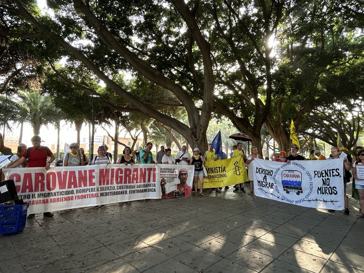 Caravana_AF's tweet photo. Terminamos #EtapaAlmeria con una denuncia-acción-participación a través de poesía, flamenco con Francisco Fernández "El Pelaillo" y testimonios de vecinas, migrantes, comunidad gitana, pescadores… organizado por el grupo de trabajo de la Universidad Popular de #Almería https://t.co/R98PC77MnR