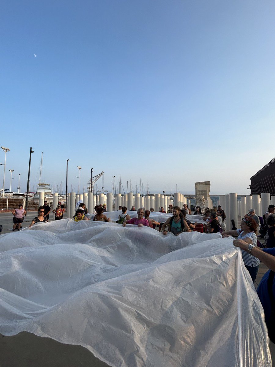 Caravana_AF's tweet photo. Acabamos la ruta en el monumento a las víctimas almerienses de Mauthausen y representamos con un mar de plástico las muertes y explotación, la lucha por la vida y la dignidad #EtapaAlmeria https://t.co/mOD6e4VbZZ