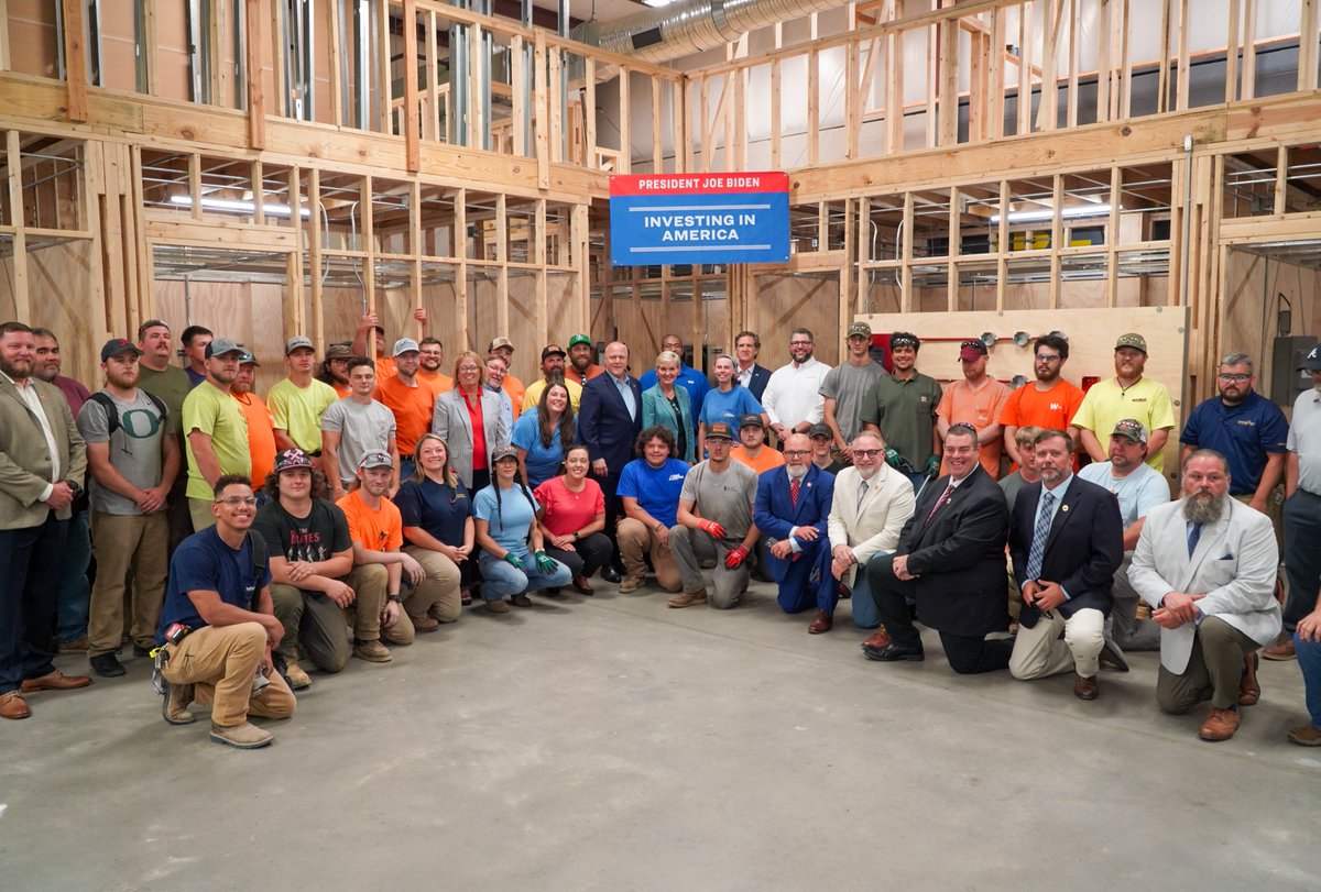 When unions thrive, America WINS. 🇺🇸

Final stop of the day with <a href="/POTUS/">President Donald J. Trump</a> Advisor <a href="/MitchLandrieu/">Mitch Landrieu</a> at @IBEW175 in Chattanooga, TN, talking about this Administration’s actions to bring home good-paying, union jobs that put more food on the table and more money in people’s pockets.