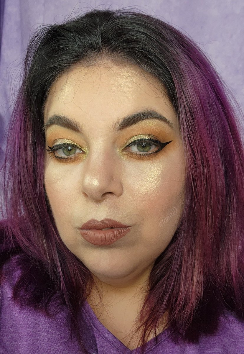 Llana_Damon's tweet photo. Okavango 🦒
@OneSizeBeauty Foundation &amp; concealer 
@KimchiChic Tawny contour &amp; Kimbrowly brow pencil 
@CxcBeauty Queen B blush &amp; bronzer (LLANA)
@gxvebeauty Flannel liquid lip 
@NomadMakeup Okavango palette
@bhcosmetics Iconic Flick liner 
Glamlite Mimosa highlight https://t.co/nR9BU9oSxU