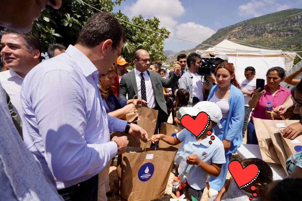 Die Stiftung Istanbul hat die von uns gelieferten 123 Paar Schuhe an bedürftige Kinder in Hatay verteilt. Diesmal waren wir bei der Verteilung nicht dabei, aber eine prominente Persönlichkeit die "Hoffnung" in unserem Namen verbreitet. Danke <a href="/ekrem_imamoglu/">Ekrem İmamoğlu</a>