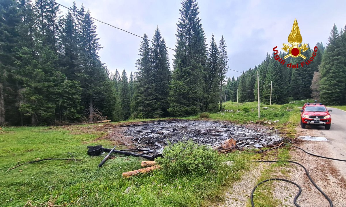 vvfveneto's tweet photo. #28giugno 17:30 #Rotzo(VI), intervento dei #vigilidelfuoco in una zona boschiva lungo la strada verso il monte #Verena per l’incendio di un cumulo di rifiuti di legna, derivanti da scarti di taglio di alberi. Evitato il coinvolgimento del vicino bosco #soccorsiquotidiani https://t.co/uuMSuYwp0C